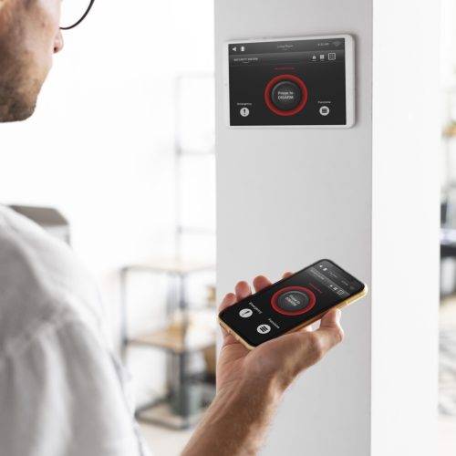 persona-que-usa-telefono-inteligente-su-hogar-automatizado